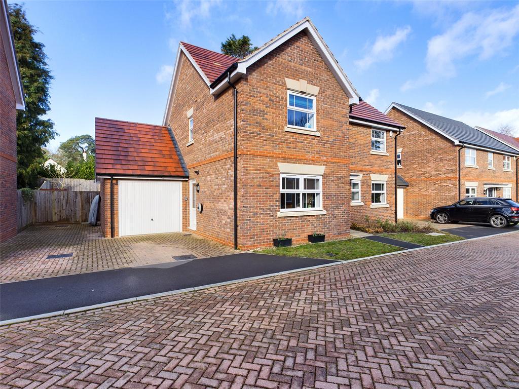 Springwood Close, Burghfield Common... 4 bed detached house - £700,000