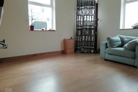 2 bedroom flat to rent, Stanley Road, Ilford, Essex, IG1