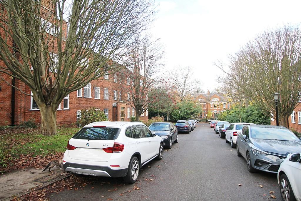 Haslemere Road, Crouch End, London, N8 3 bed apartment £2,650 pcm (£