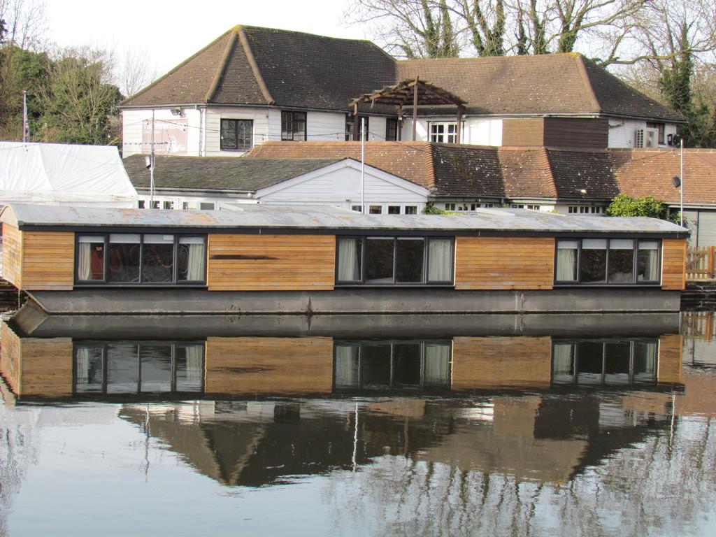 Packet Boat Lane, Uxbridge 3 bed property for sale £129,000