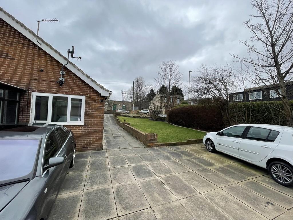 White Lee Road, Batley 3 bed semidetached house £850 pcm (£196 pw)