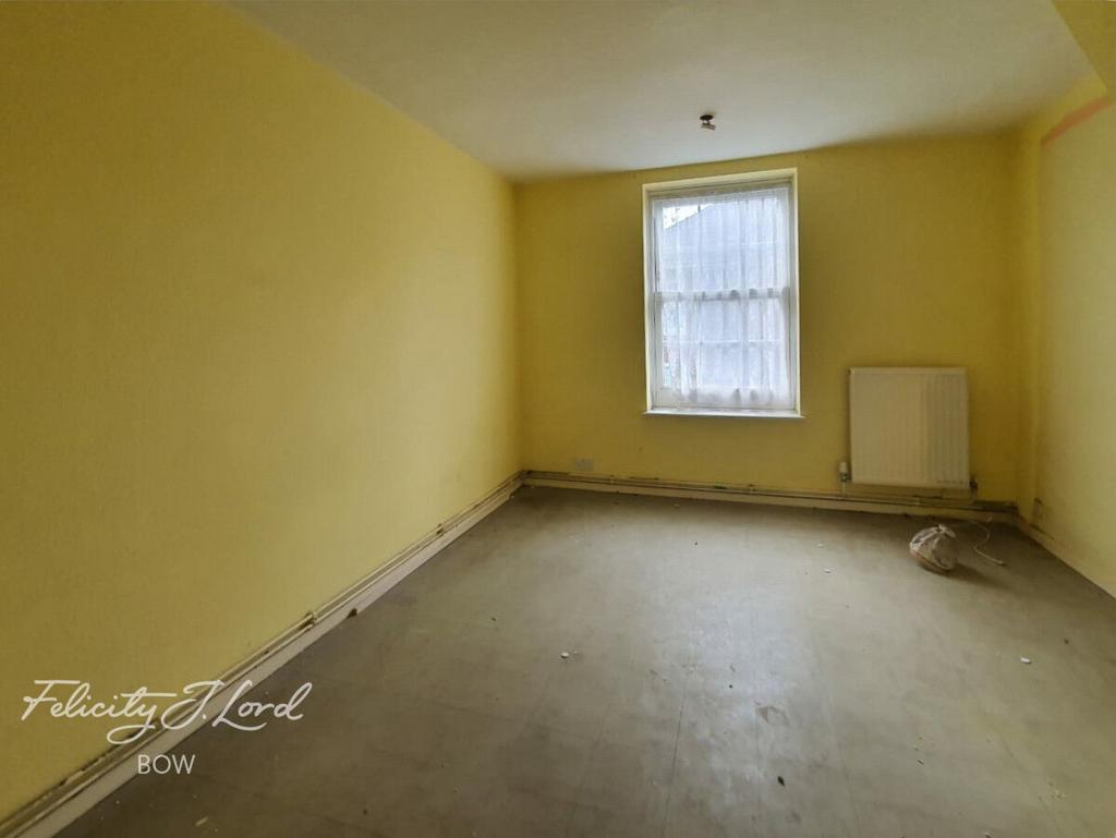 Bromley High Street, E3 2 bed flat £285,000