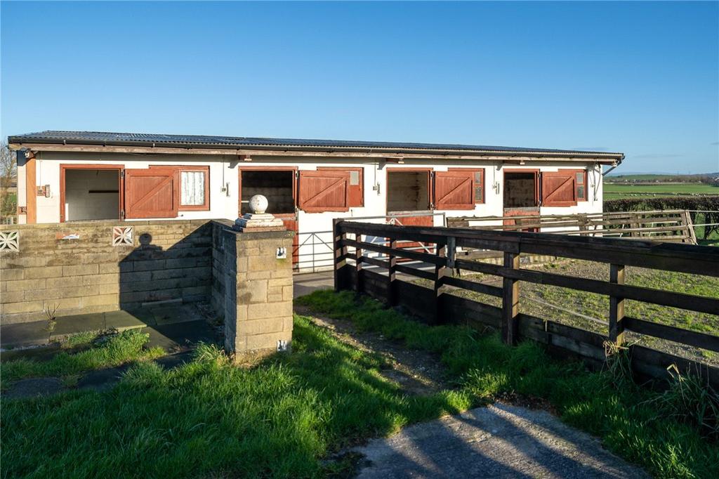 Overton, Morecambe, LA3 6 bed equestrian property £450,000