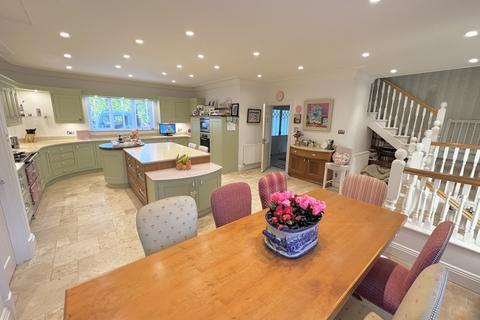 5b Lawrence Drive, Poole, BH13 7EN