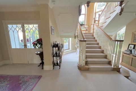 5b Lawrence Drive, Poole, BH13 7EN
