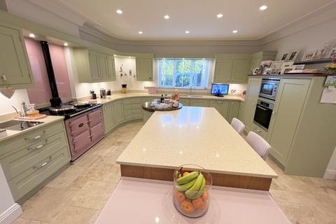 5b Lawrence Drive, Poole, BH13 7EN