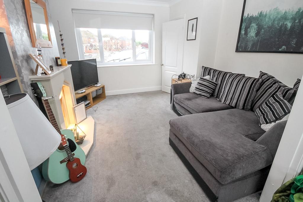 Poplar Road, Haydock, St Helens, WA11 2 bed semidetached house £150,000