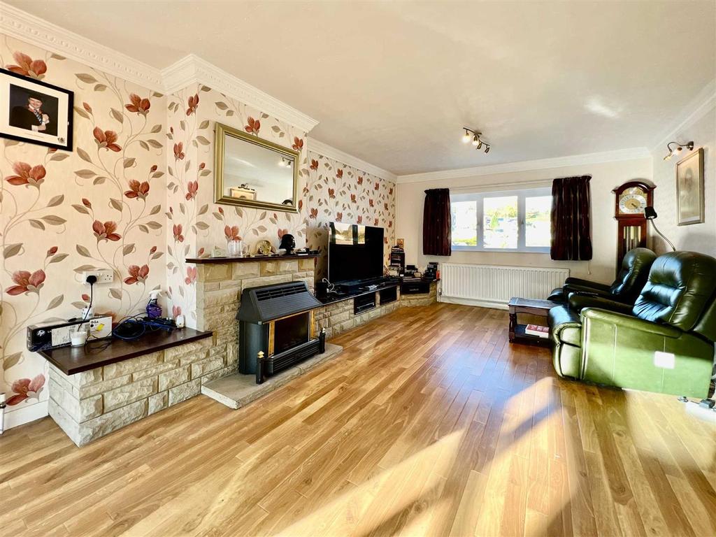 Maple Close, Higher Brixham, Brixham 4 bed detached bungalow £335,000