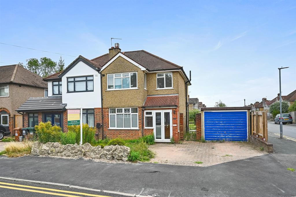 Manor Way, Croxley Green, Rickmansworth 3 bed semidetached house £
