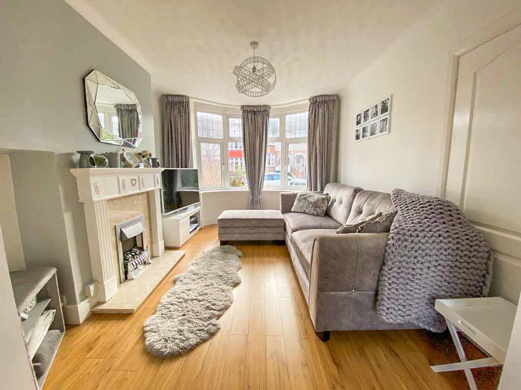 Rutherglen Avenue, Whitley, Coventry... 3 bed terraced house £900 pcm (£208 pw)