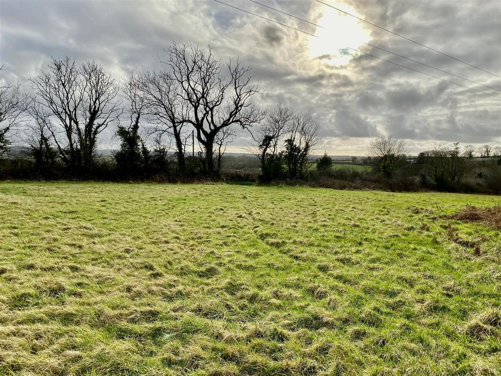 Llandissilio, Clynderwen 2 bed property with land £300,000