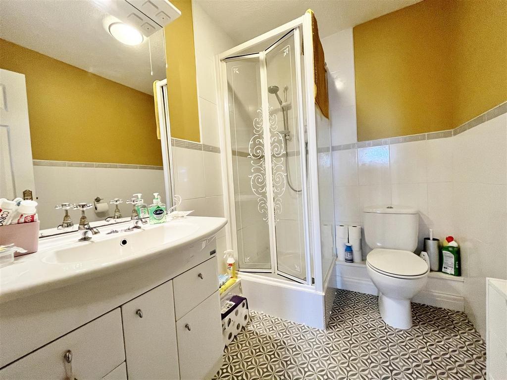 En suite shower room/wc