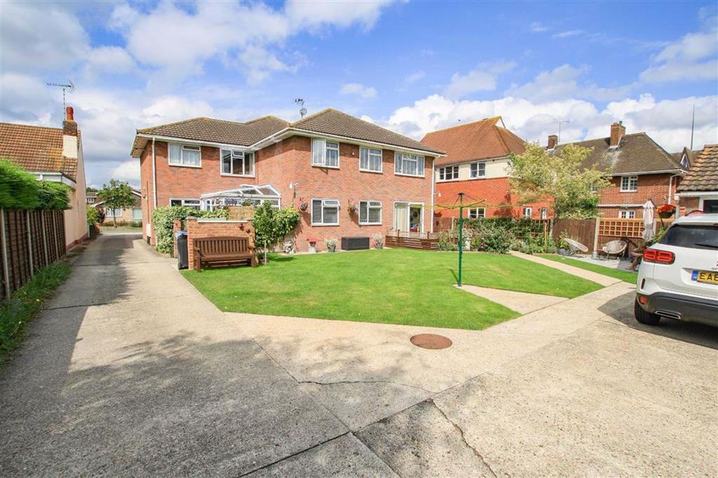 Eastbourne Grove, Westcliff On Sea... 2 bed flat £995 pcm (£230 pw)