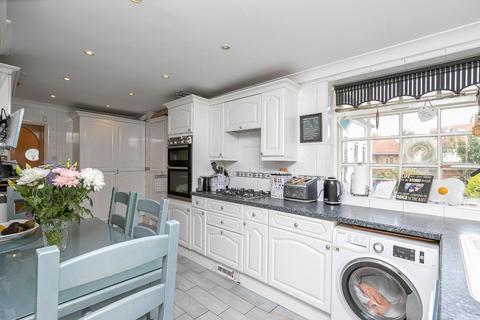 102 Herent Drive, Ilford, IG5 0HQ