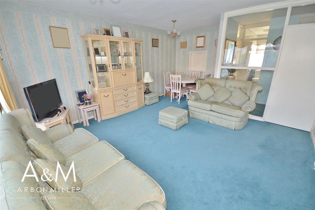 Poplar Way, Barkingside 2 bed flat £315,000