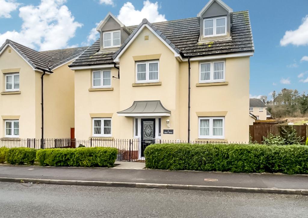 Clos Y Wern, Hendy, Pontarddulais... 4 bed detached house £330,000