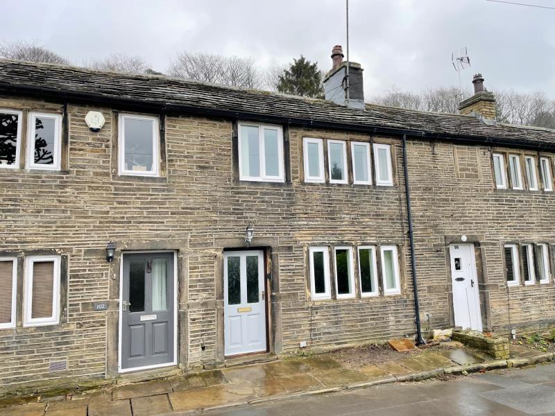 Lamb Hall Road, Golcar, Huddersfield... 2 bed cottage £675 pcm (£156 pw)