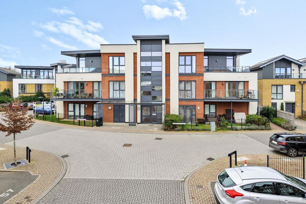 Birch House, Sycamore Avenue, Woking, GU22 2 bed penthouse £450,000