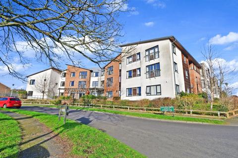2 bedroom flat for sale, Lealands Drive, Uckfield, East Sussex