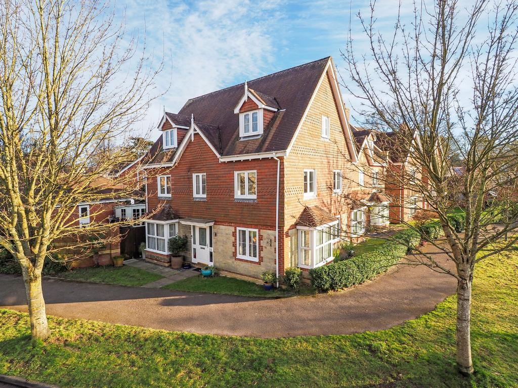 Canada Way, Liphook, Hampshire 5 bed semidetached house £750,000