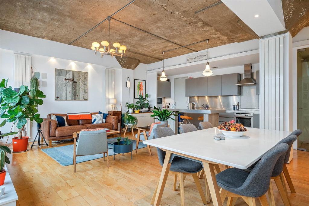 Lounge/Dining Area