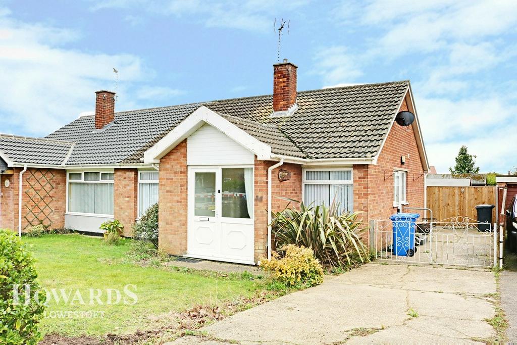 Pinewood Avenue, Lowestoft 2 bed semidetached bungalow £220,000