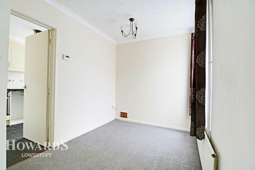 Pinewood Avenue, Lowestoft 2 bed semidetached bungalow £220,000