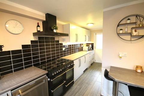 12 Bourne Close, Laindon, Basildon, SS15 6DZ
