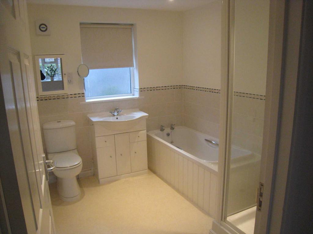Manor Farm Court, Selsey 2 bed bungalow to rent £1,250 pcm (£288 pw)
