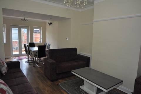 3 bedroom terraced house to rent, North Circular Road, London, N13