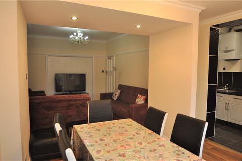 3 bedroom terraced house to rent, North Circular Road, London, N13