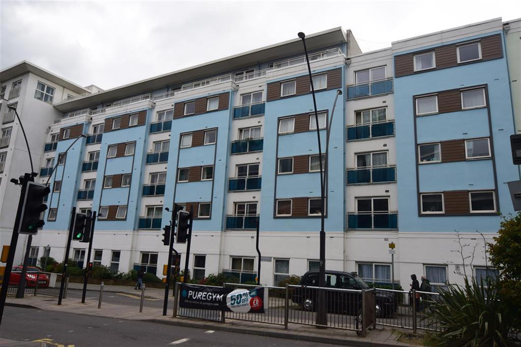 Hudson House, Station Approach, Epsom, KT19 8DJ 2 bed flat £1,300 pcm