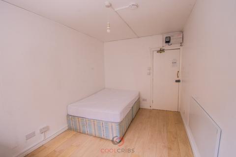 Studio to rent, Holloway Road, London, London N7