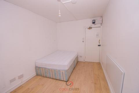 Studio to rent, Holloway Road, London, London N7