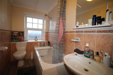 Flat 16, Victoria Heights Carnarvon Road, Clacton-on-sea, CO15 6QA