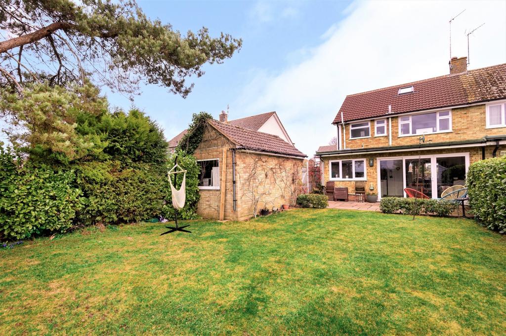 Primrose Ridge, Godalming, GU7 3 bed semidetached house £2,100 pcm