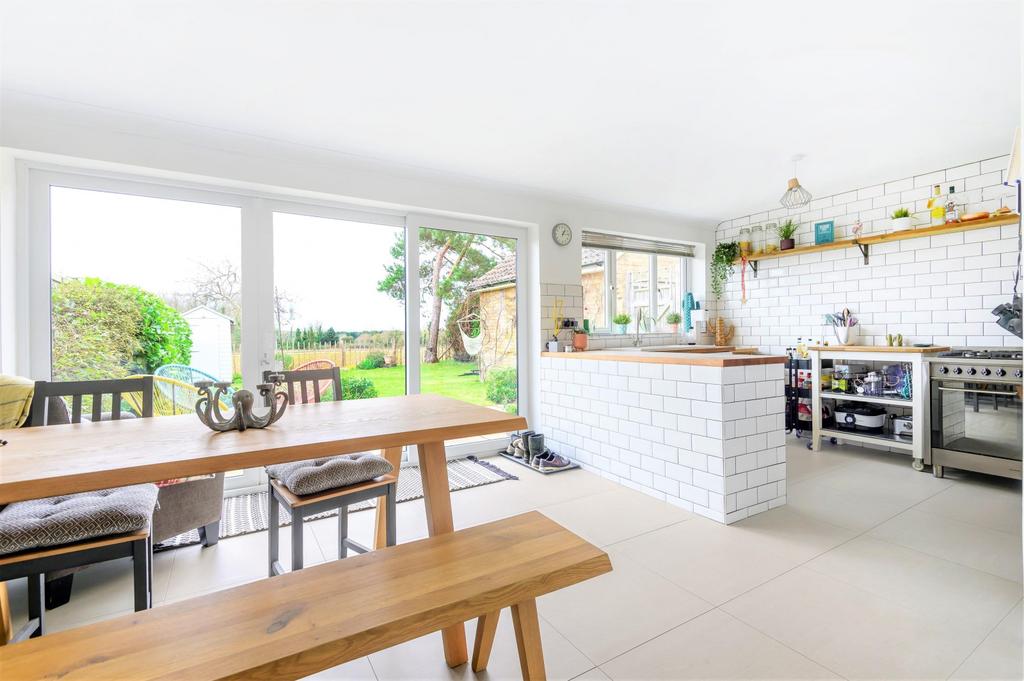 Primrose Ridge, Godalming, GU7 3 bed semidetached house £2,100 pcm