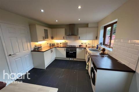 2 bedroom semi-detached house to rent, Darien Way