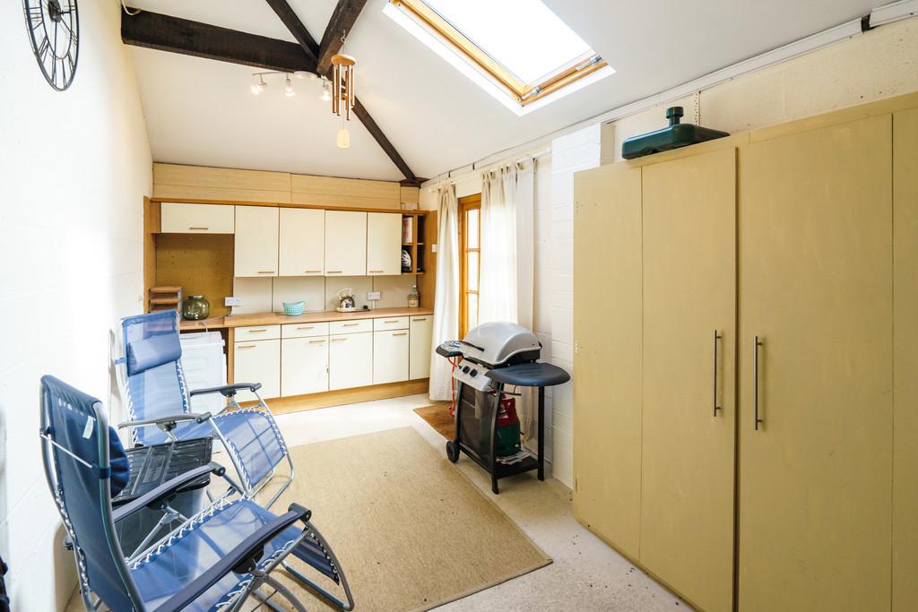 Garage/Summer House