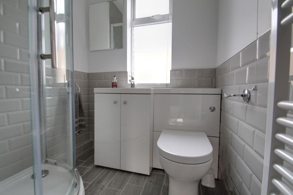 Shower room.