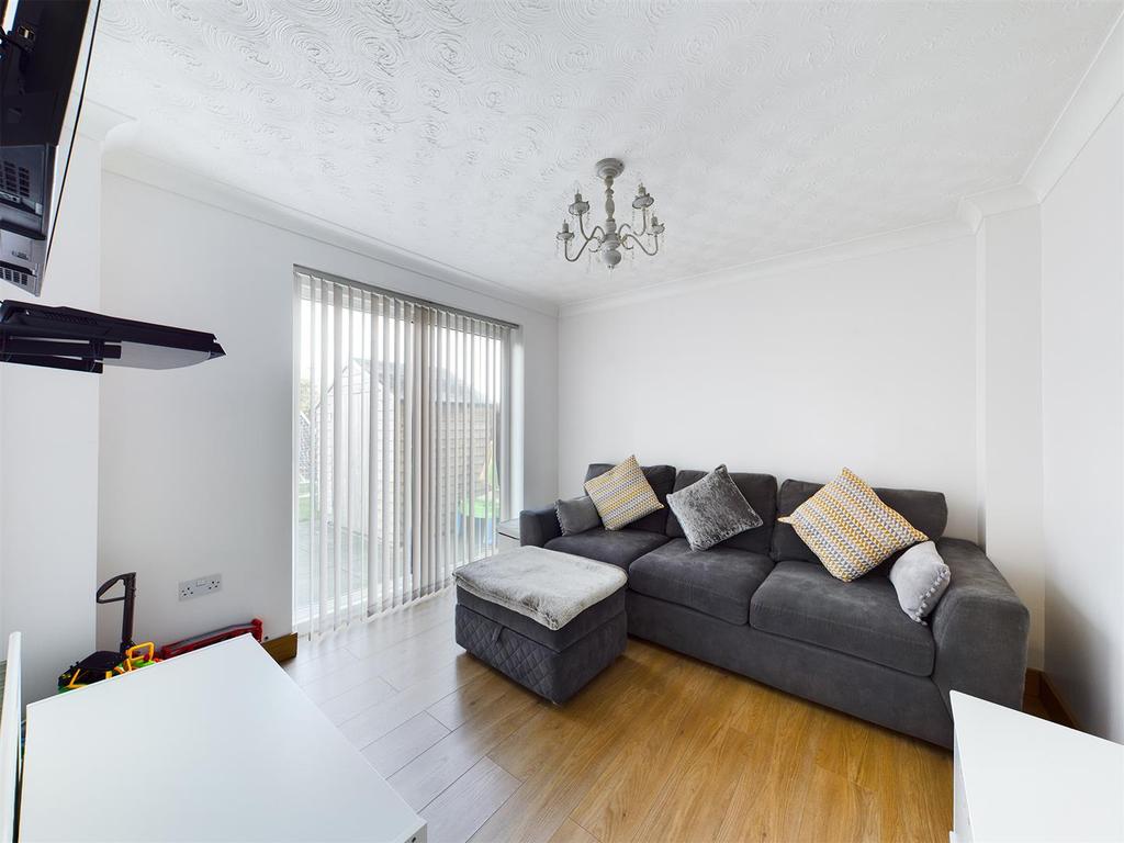 Sitting/dining room: