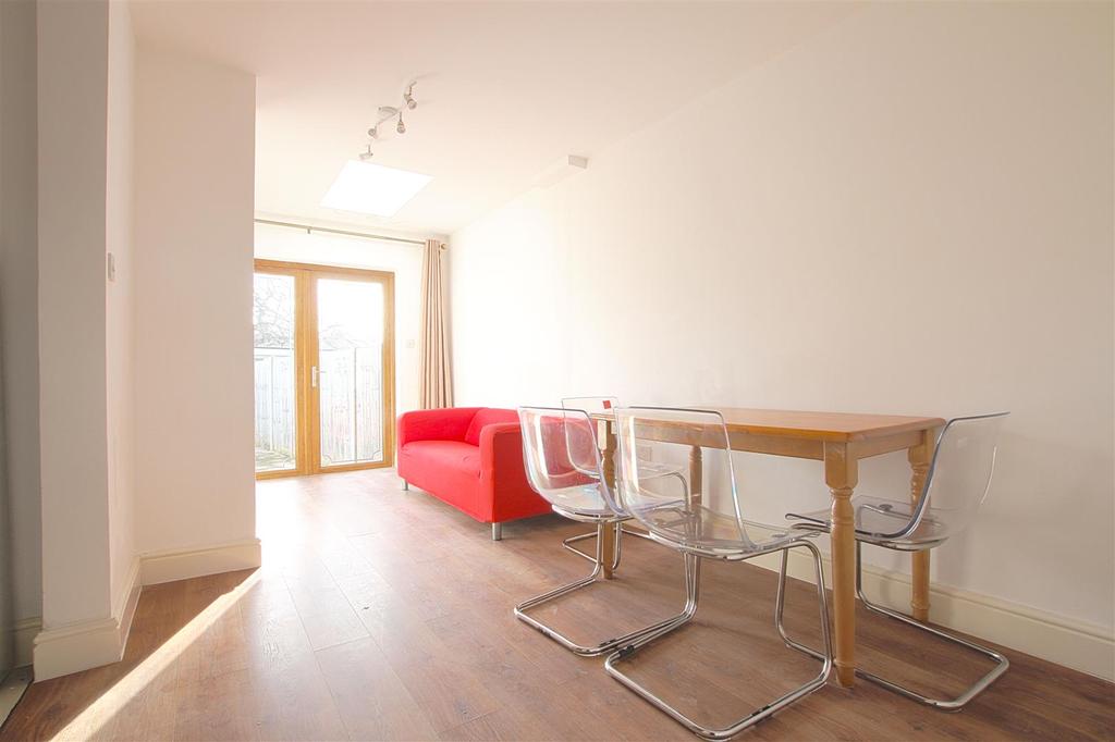 Lee Road, Perivale 2 bed flat £1,495 pcm (£345 pw)