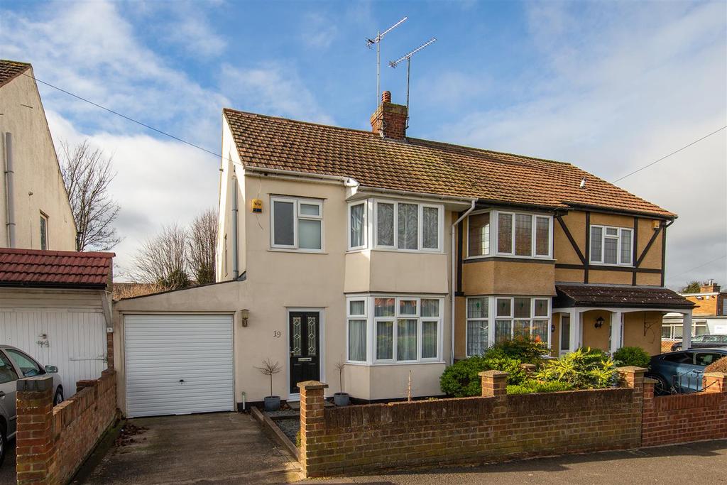 Ridgeway Avenue, Dunstable, Bedfordshire 3 bed semidetached house £
