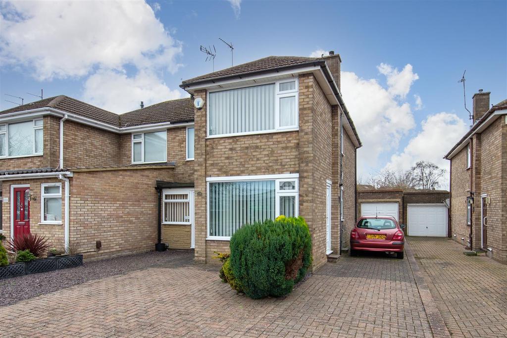 Ridgeway Avenue, Dunstable, Bedfordshire 3 bed semidetached house £