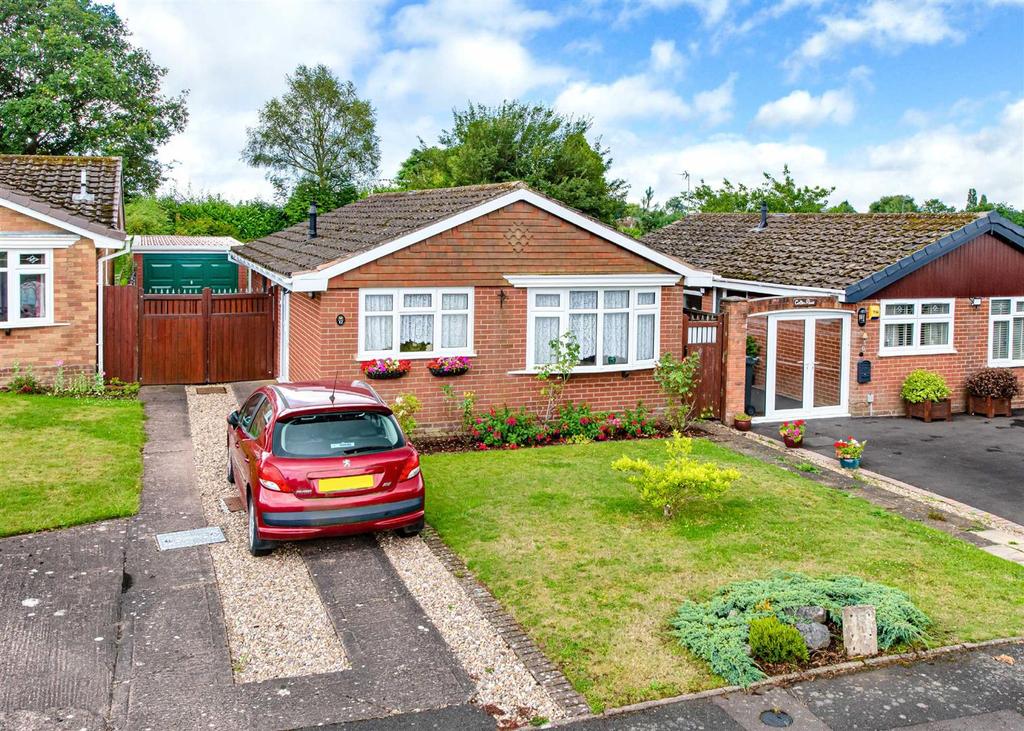 12 Chanterelle Gardens, Penn... 2 bed detached bungalow £280,000