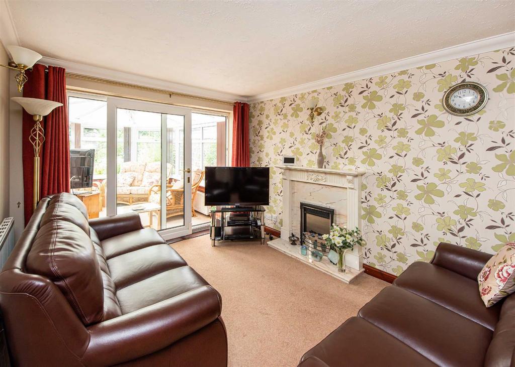12 Chanterelle Gardens, Penn... 2 bed detached bungalow £280,000