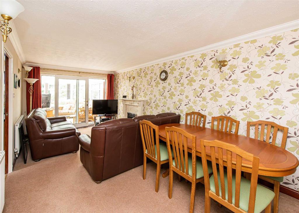 12 Chanterelle Gardens, Penn... 2 bed detached bungalow £280,000