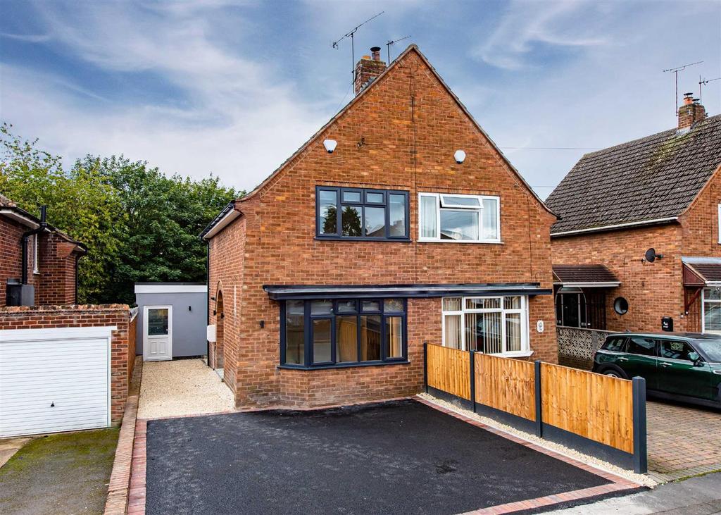 56 Sandringham Road, Wombourne, Wolverhampton 2 bed semidetached house £265,000