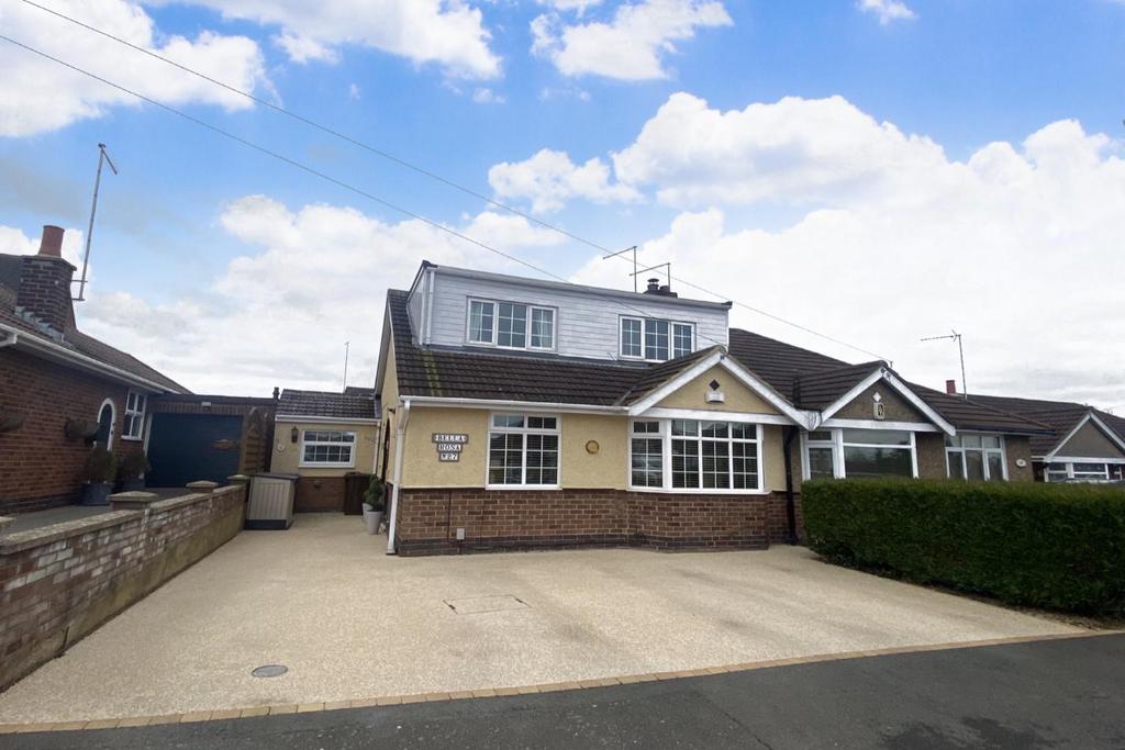 Thornby Drive, Kingsthorpe, Northampton, NN2 3 bed semidetached house