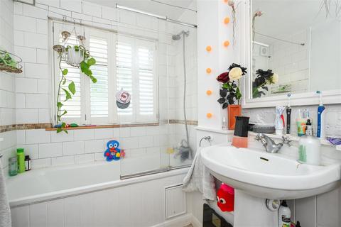 9 Bell Road, East Molesey, KT8 0SS
